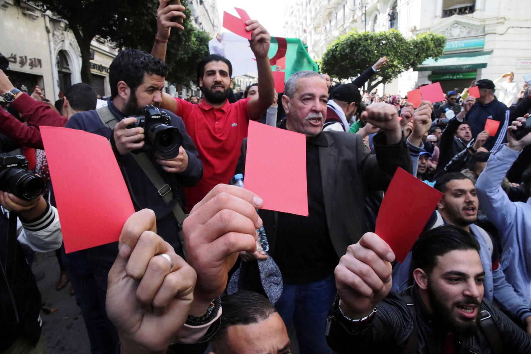 الجزائريون يوجهون انذارا لبوتفليقة