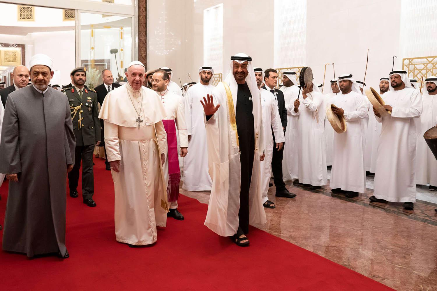 الحبر الأعظم البابا فرنسيس يتوسط الشيخ محمد بن زايد آل نهيان ولي عهد أبوظبي وشيخ الأزهر أحمد الطيب
