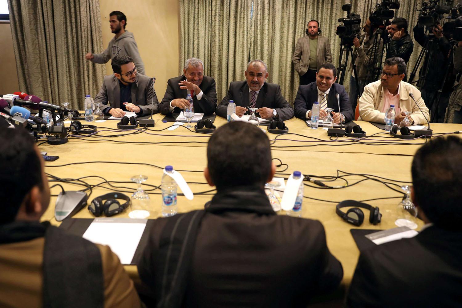 كل طرف قدّم قائمة بأسماء 8 الاف سجين