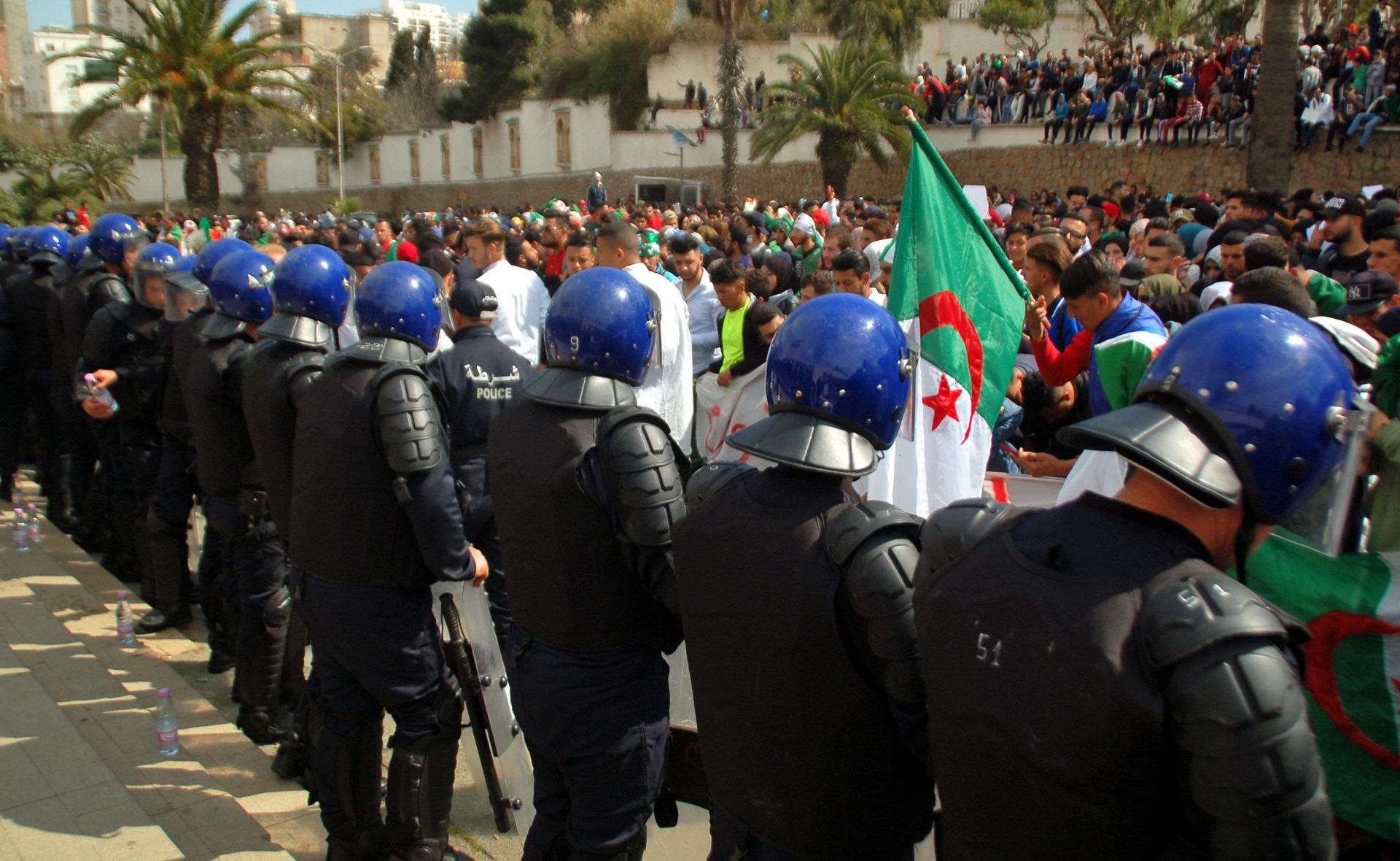 الامن الجزائري يحاصر المتظاهرين