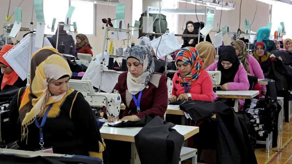 عاملات في مصنع للألبسة في الأردن