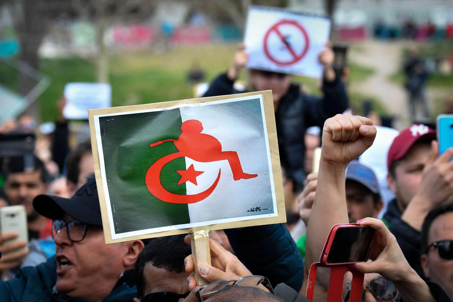 متظاهرون يحتجون على ترشيح بوتفليقة نفسه لعهدة رئاسية خامسة