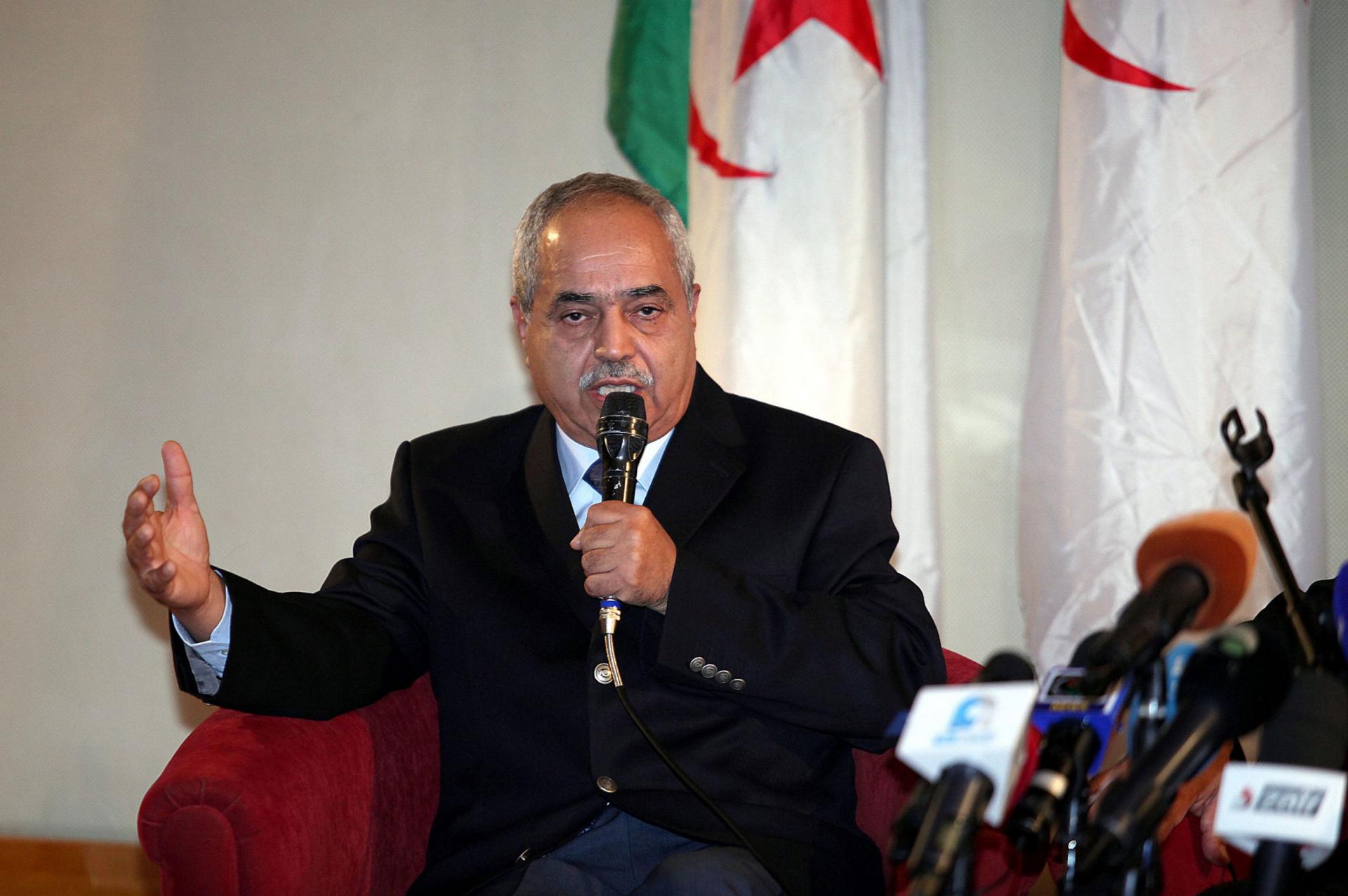 رئيس الوزراء السابق احمد بن بيتور أحد زعماء الحركة الاحتجاجية