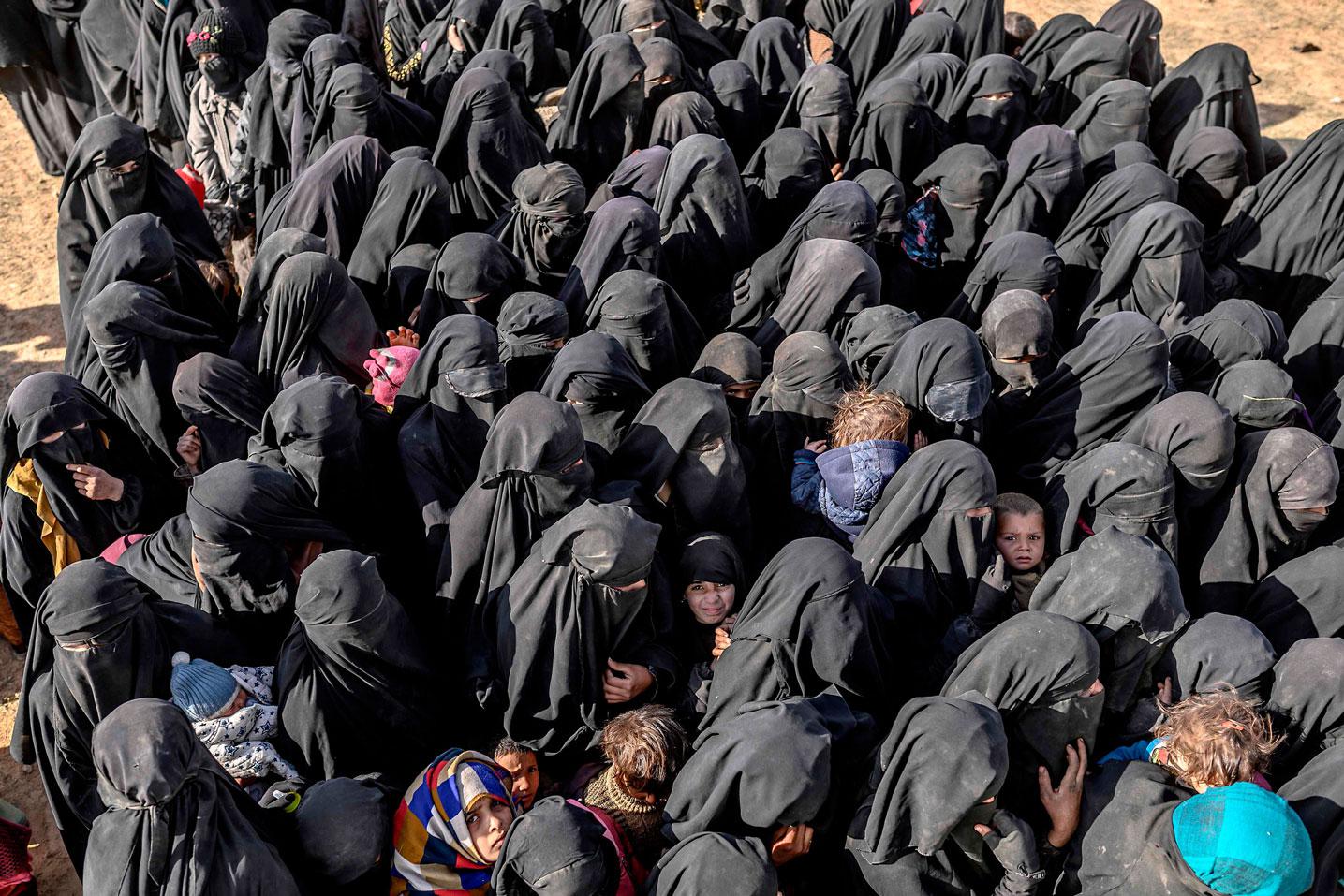 زوجات وأبناء داعش بين الفارين من الباغوز