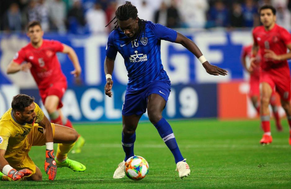 حارس الدحيل يحاول التصدي لمهاجم الهلال