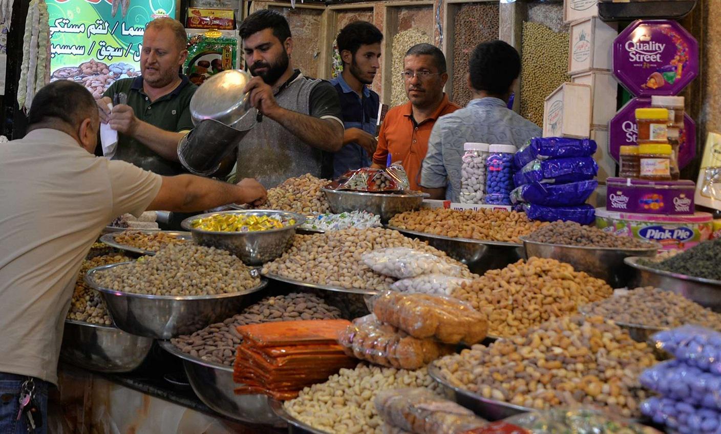 مكسرات في سوق شعبية 