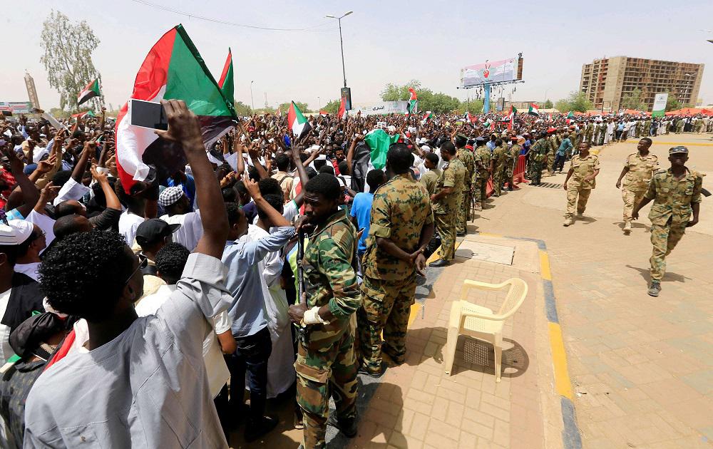 الجيش السوداني في مواجهة المحتجين