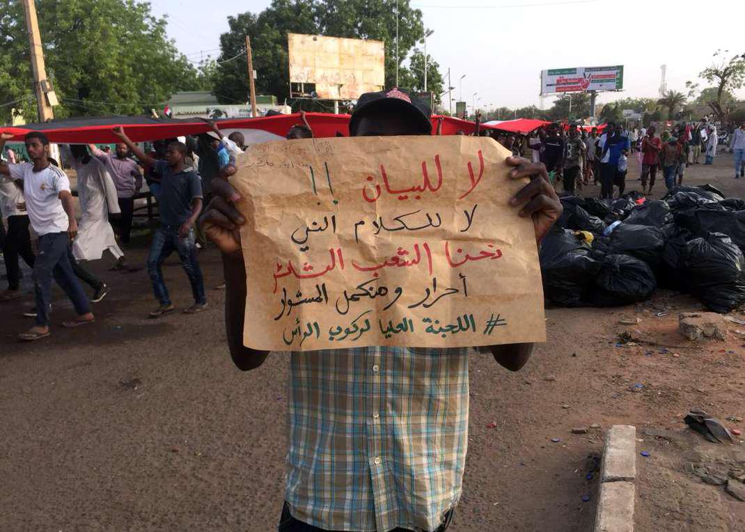 المحتجون في السودان