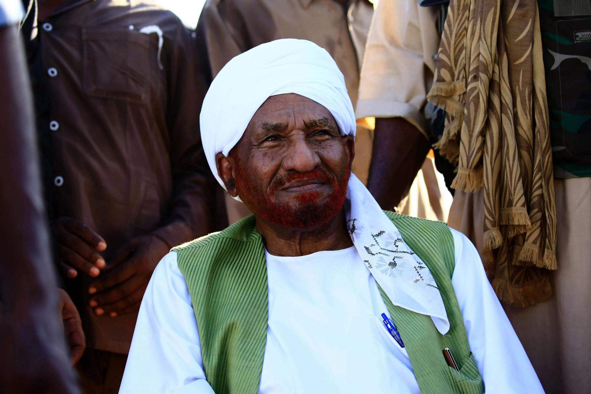 المهدي يعتقد أن الجيش سيسلم السلطة للمدنيين