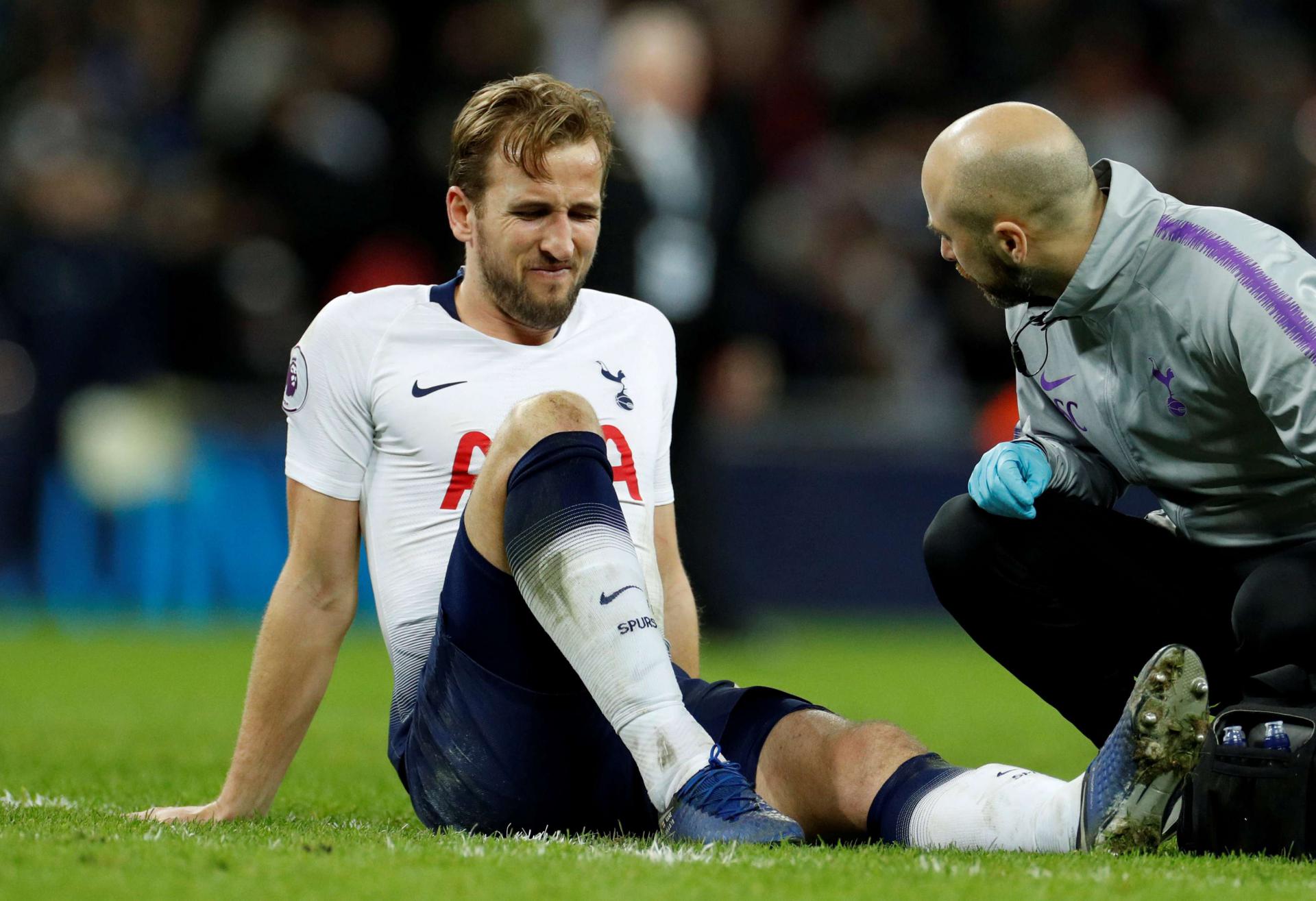 هاري كاين بعيد الاصابة خلال اللقاء مع مانشستر سيتي