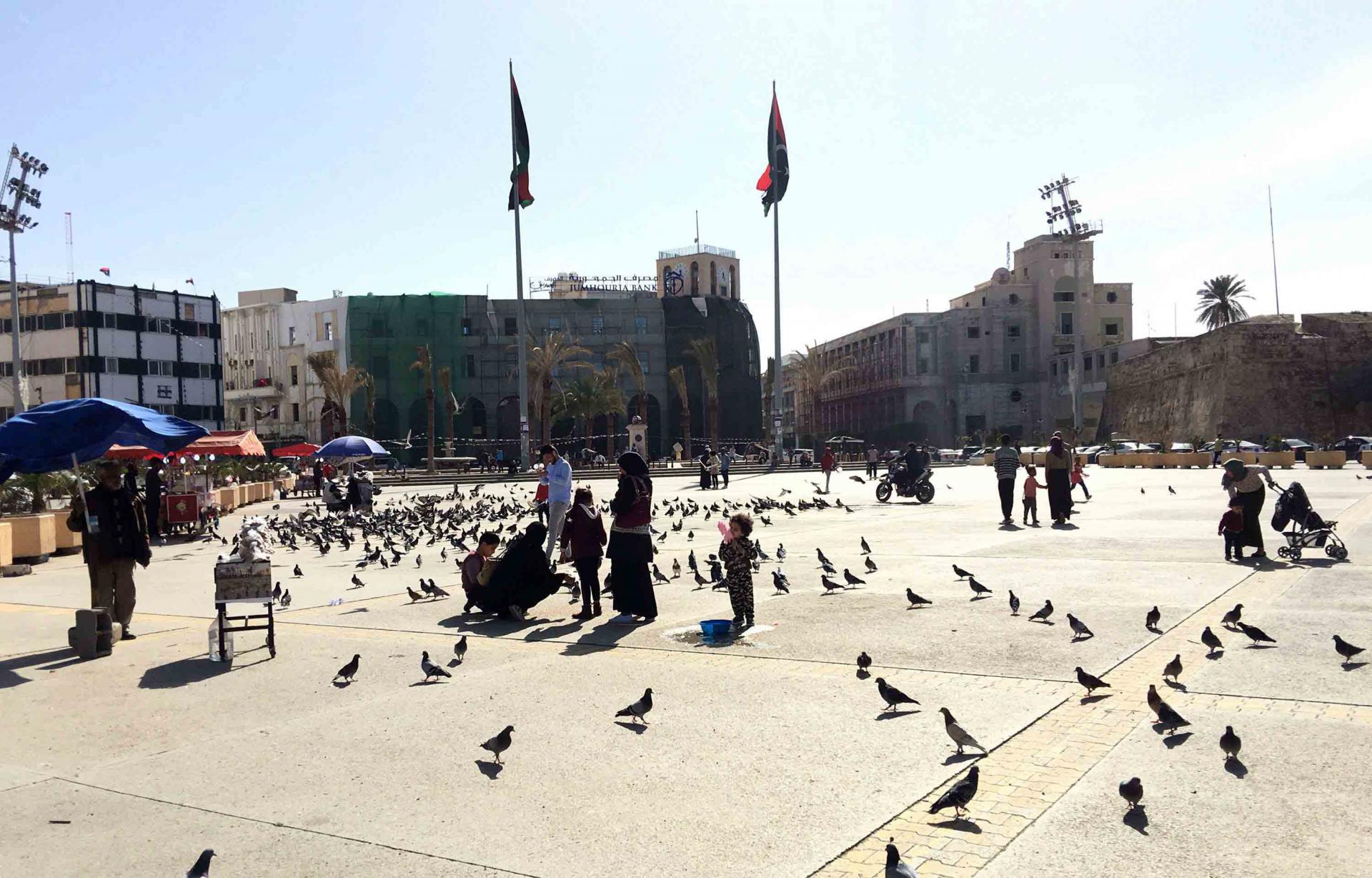 بعض سكان طرابلس يحاولون مواصلة حياتهم فيما اختار البعض الآخر الفرار