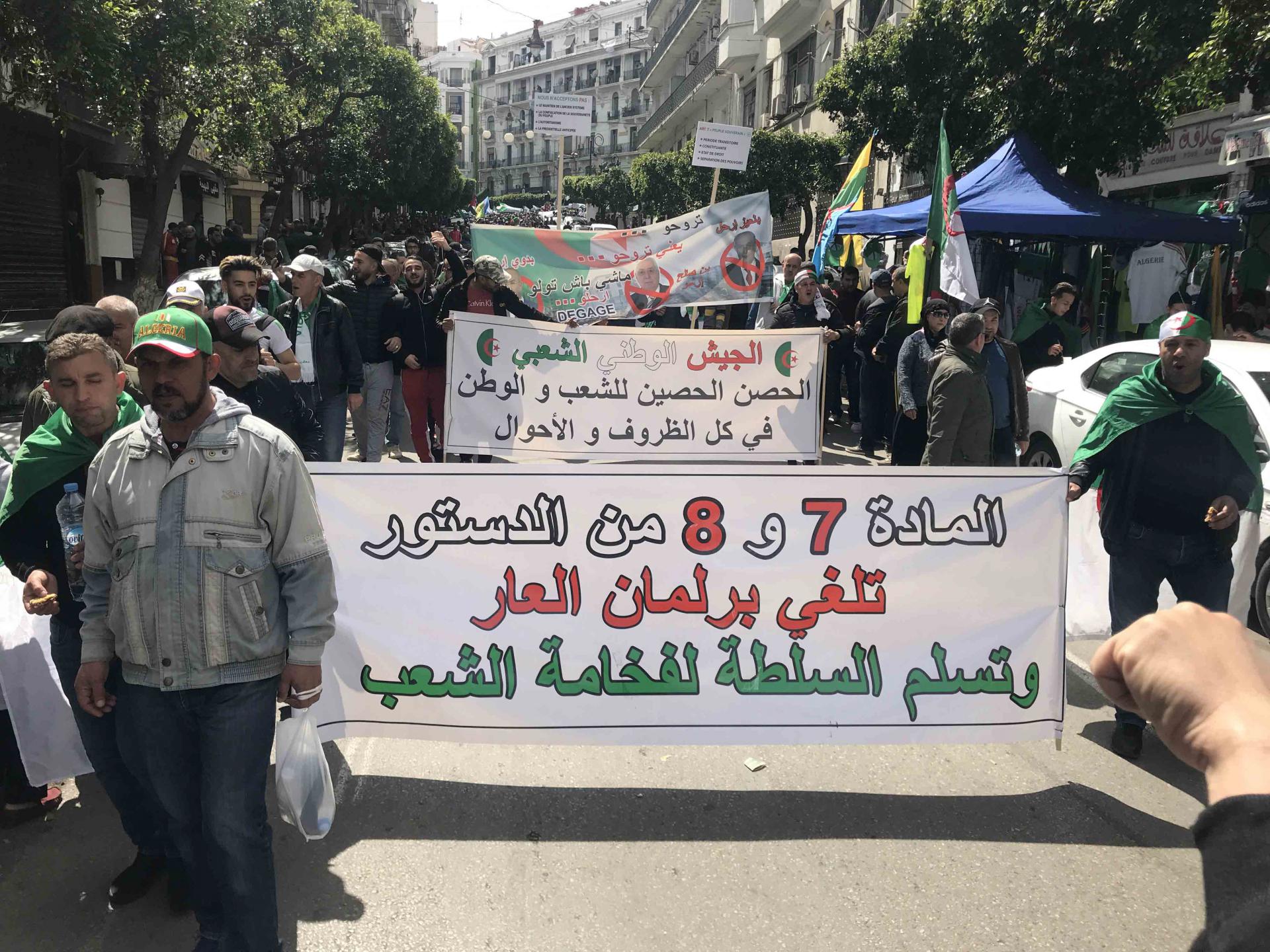 إلى متى سيستمر الجيش في الدفاع عن العملية الدستورية