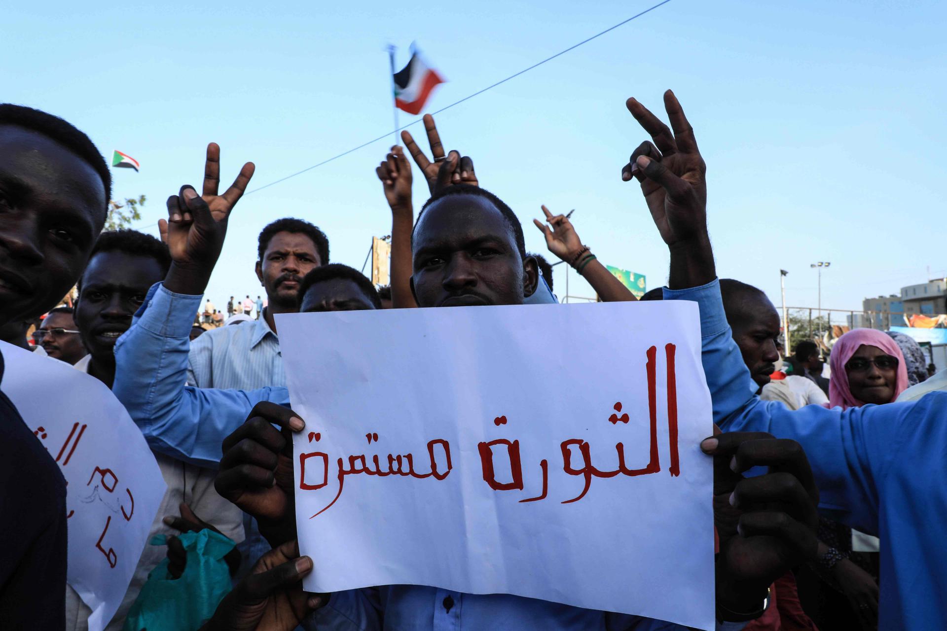 المحتجون مصرون على مشاركة حكومة مدنية في الانتقال السياسي 