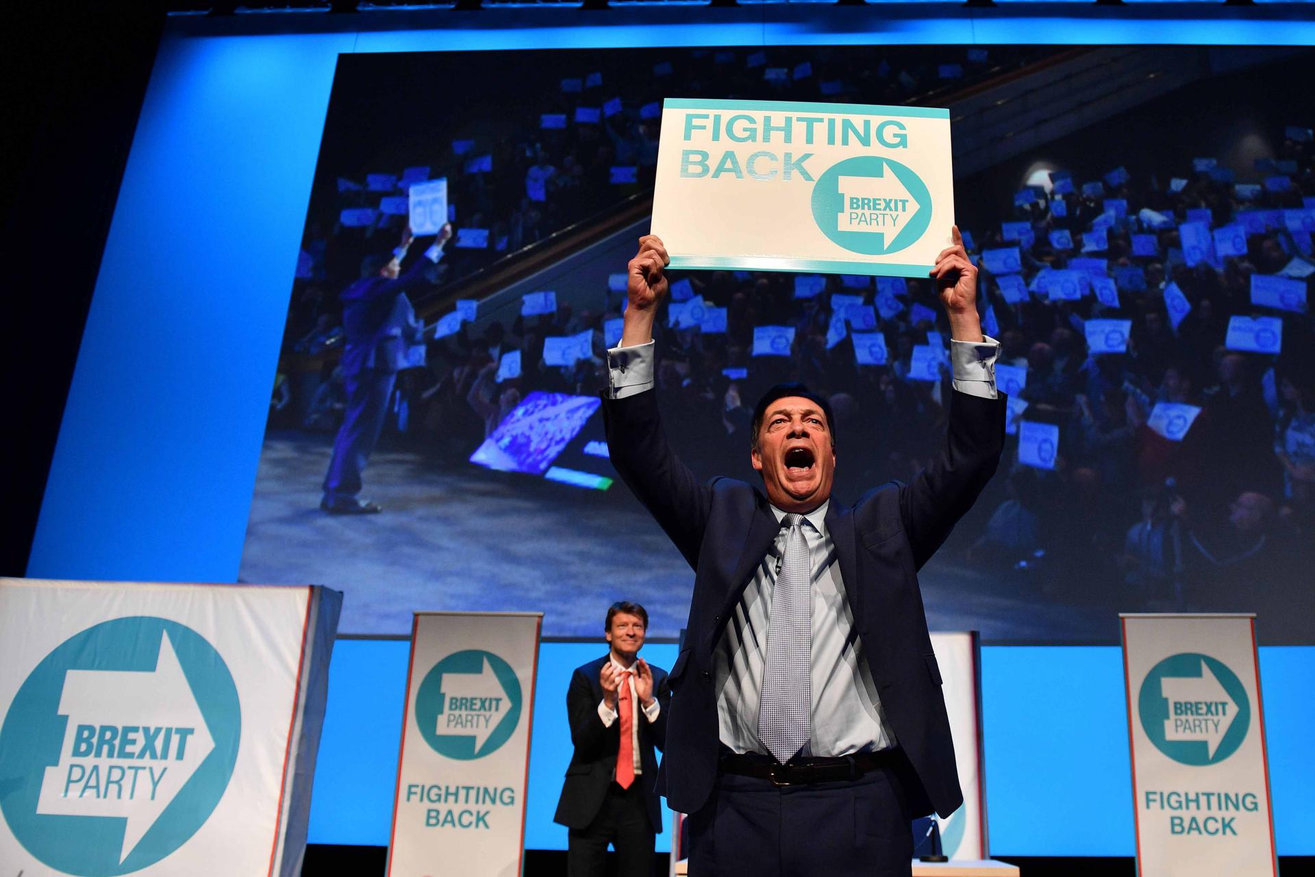 حزب نايجل فاراج المستفيد الأكبر من تشتت المحافظين