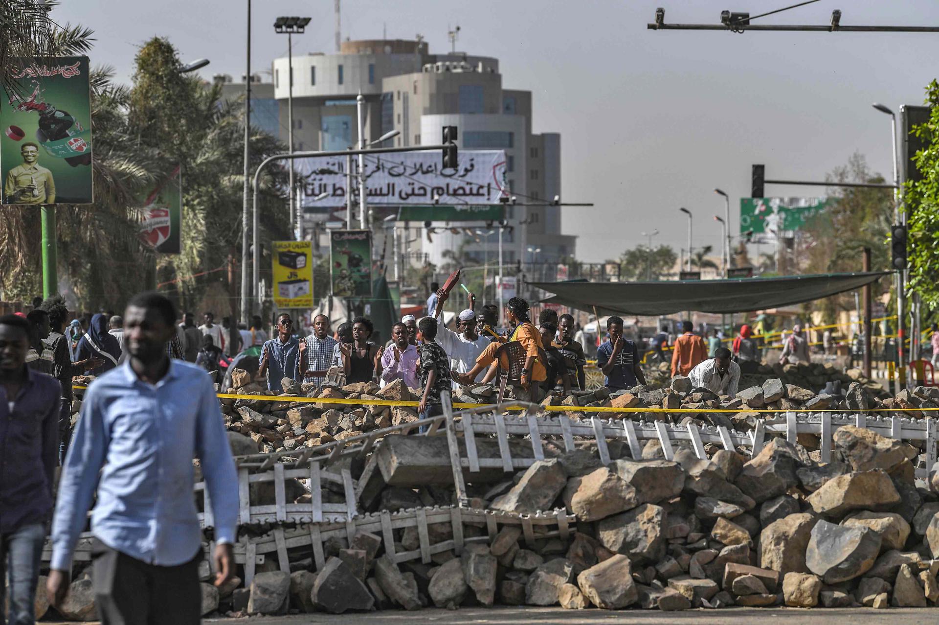 المحتجون يرفضون فض الاعتصام أمام القيادة العامة للجيش