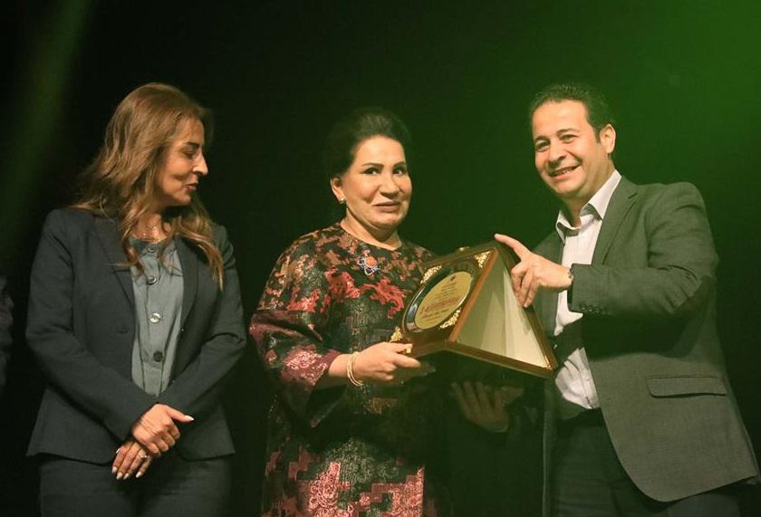 وزير الثقافة د. محمد أبو رمان ووزيرة الإعلام جمانة غنيمات الأردنيان يكرمان سعاد العبدالله (الصورة من صفحة المصور سامي الزعبي على فيسبوك)