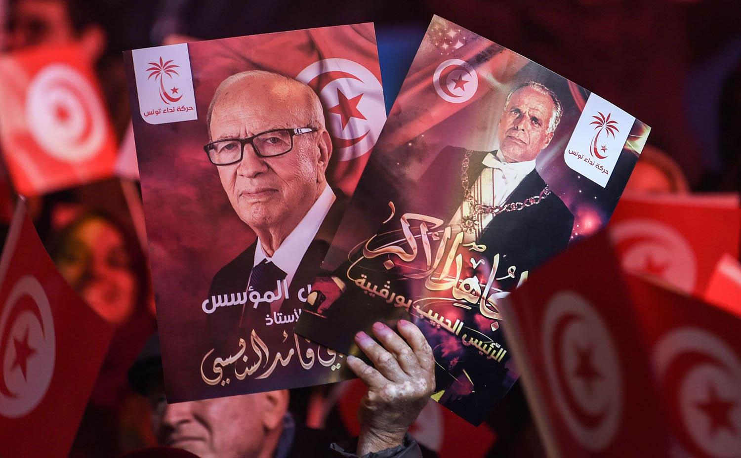 مشاركون في مؤتمر نداء تونس بالحمامات يرفعون صور الزعيم الراحل الحبيب بورقيبة والرئيس التونسي الباجي قائد السبسي