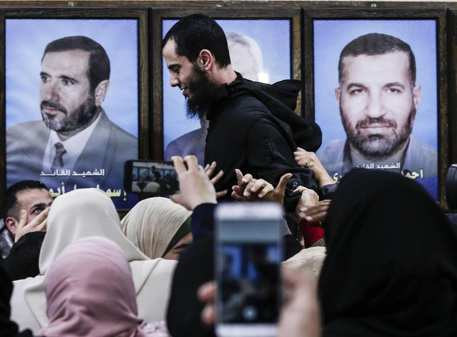 احتفال بغزة بعد إطلاق سراح محتجزين من حماس لدى السلطات المصرية