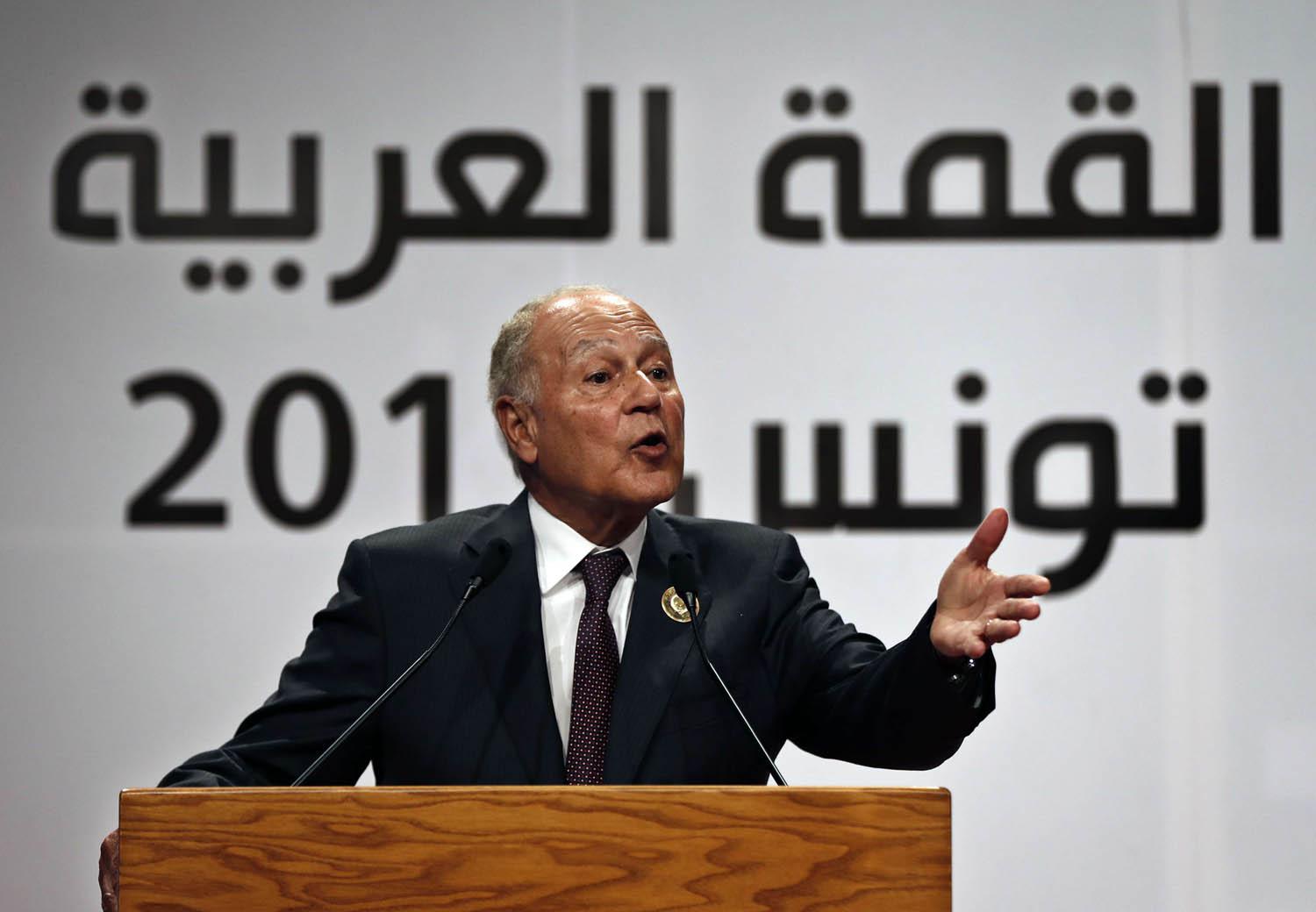 أمين عام الجامعة العربية أحمد أبوالغيط في مؤتمر صحفي بعد القمة العربية في تونس