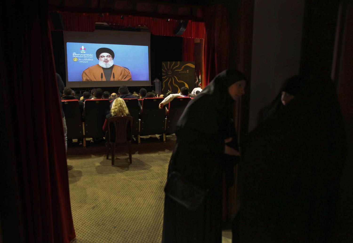 لبنانيون يحضرون كلمة مسجلة لنصرالله