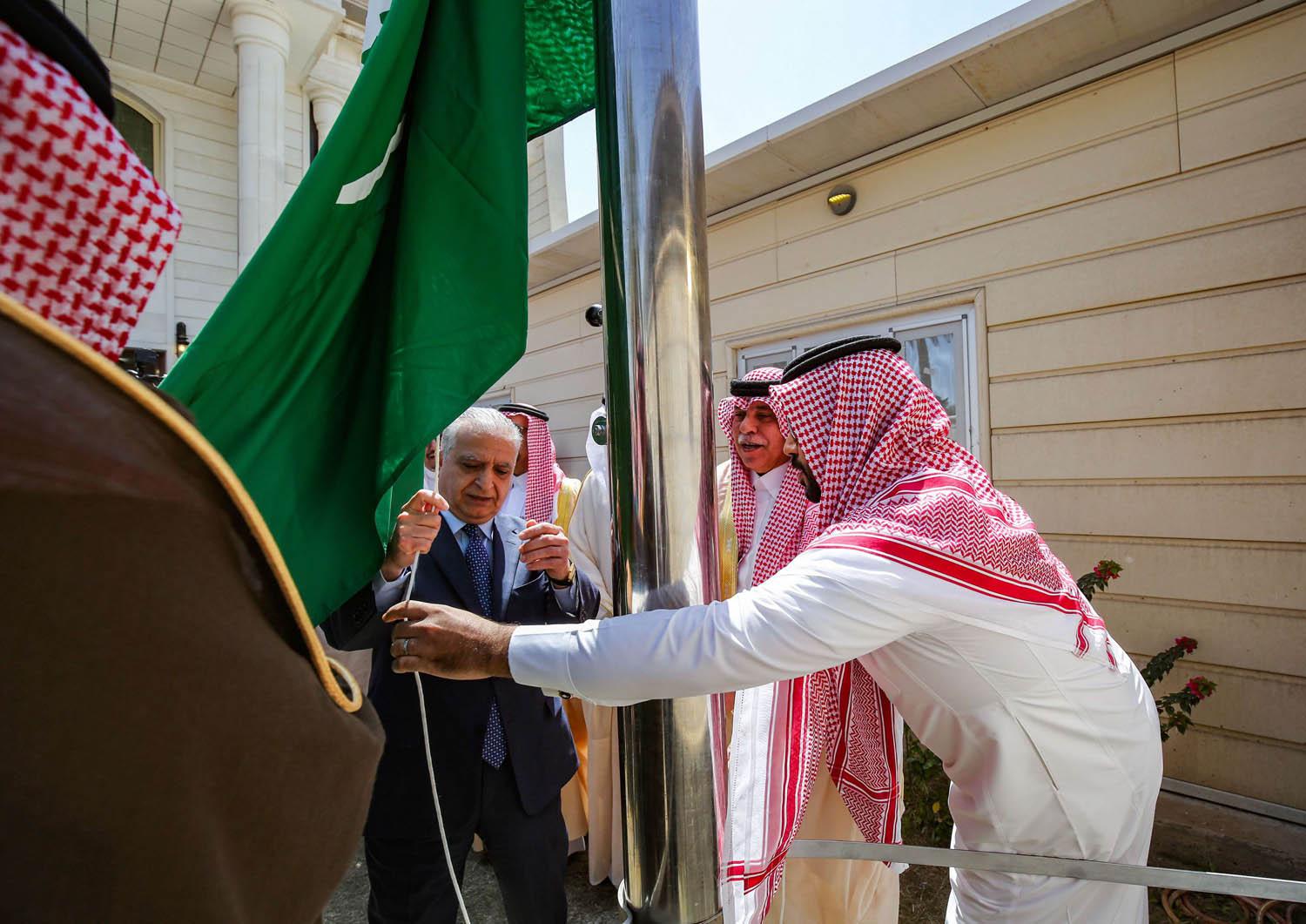 وزير الخارجية العراقي محمد علي الحكيم يرفع العلم السعودي على مبنى القنصلية السعودية في بغداد بحضور وزير التجارة والاستثمار السعودي ماجد القصيبي