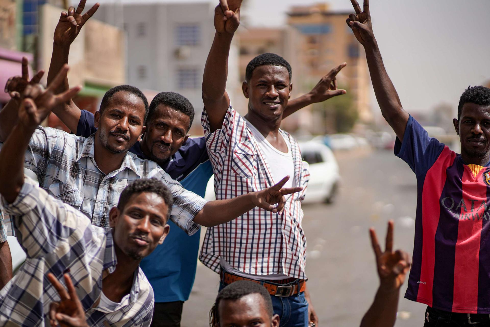 المحتجون يضغطون على الجنرالات