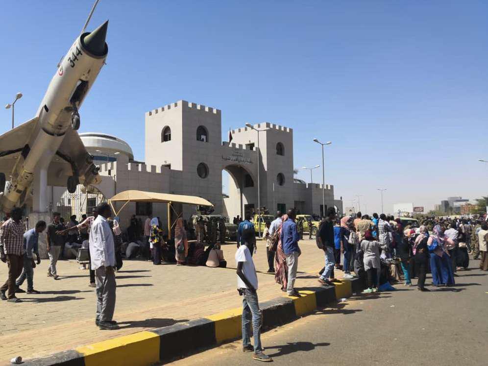المحتجون على مرأى ومسمع الجنرالات