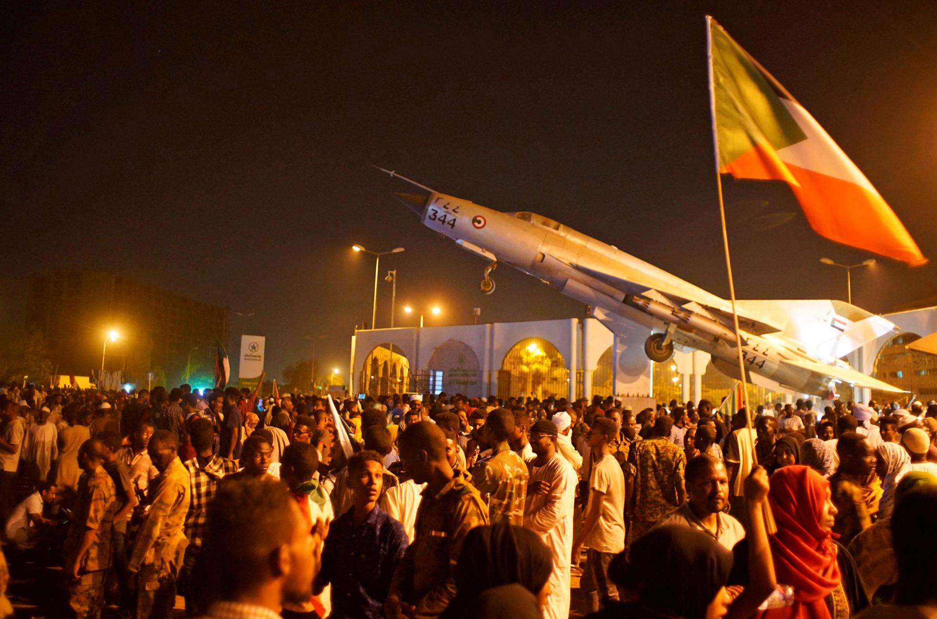 مطالب اسقاط البشير تتحول الى اسقاط المجلس العسكري