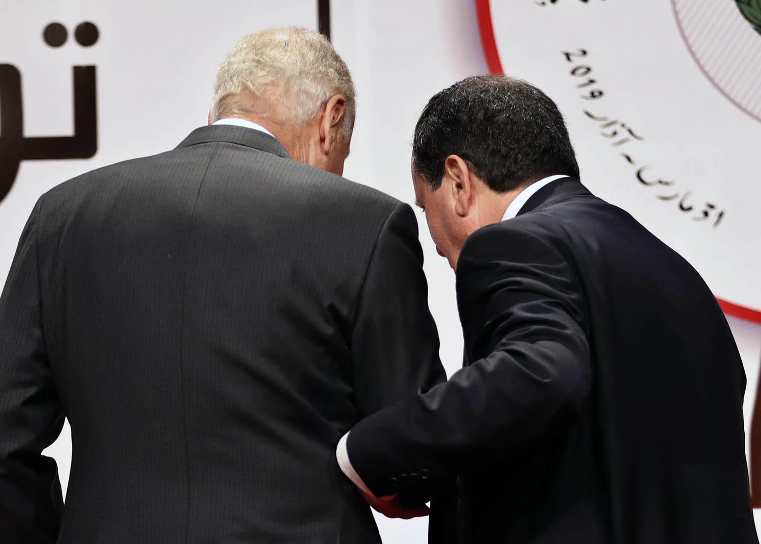 وزير الخارجية التونسي خميس الجهيناوي وأمين عام الجامعة العربية أحمد أبوالغيط في نهاية مؤتمر صحفي أعقب اختتام قمة تونس