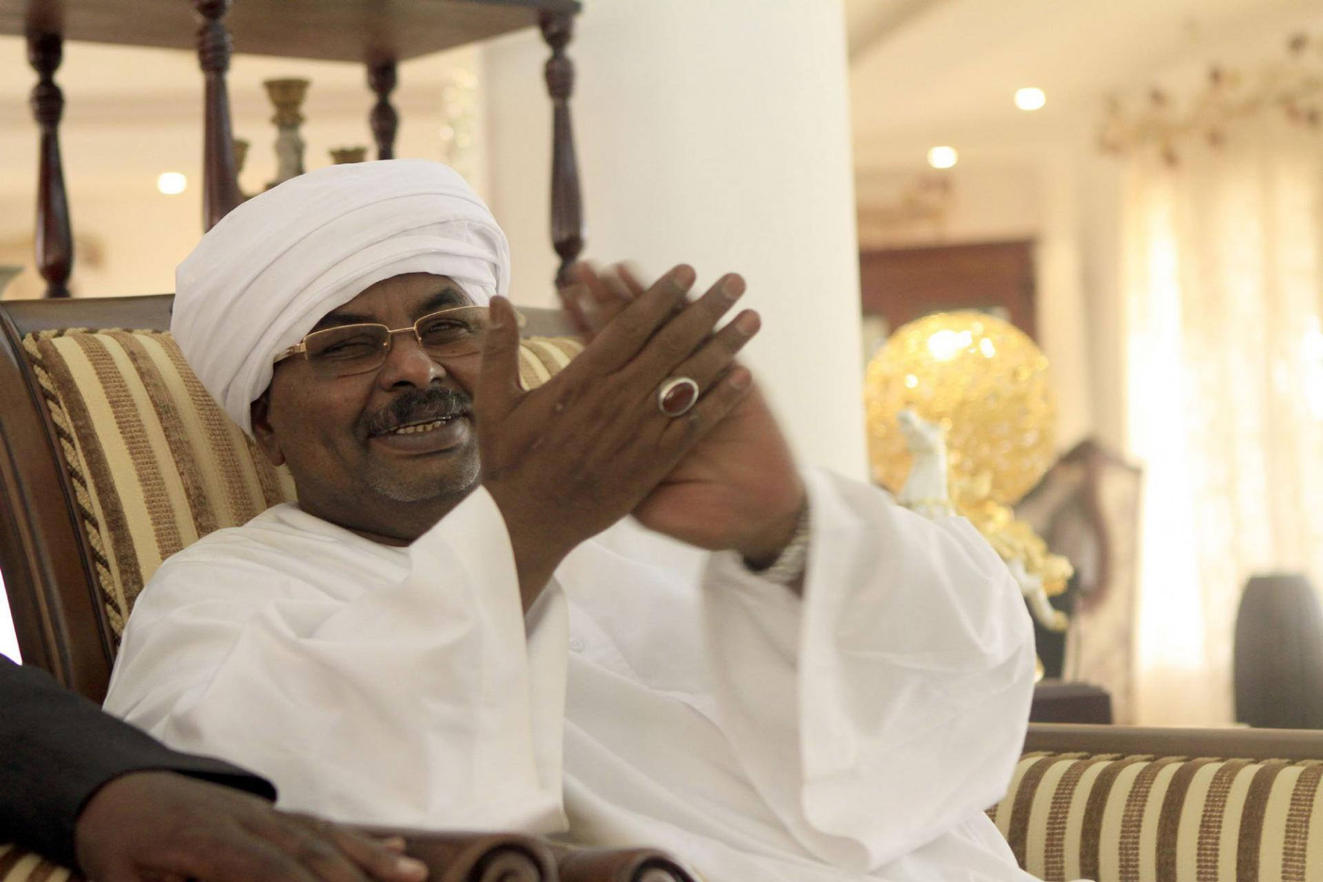 قوش أول من طالب المحتجون بمحاكمتهم بعد الإطاحة بالبشير