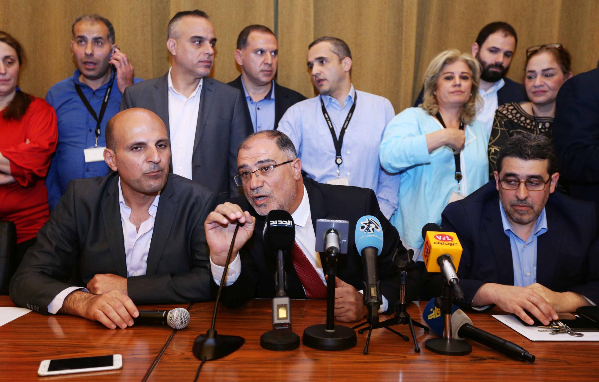 مشاورات جارية لكن الإضراب لا يزال معلقا 