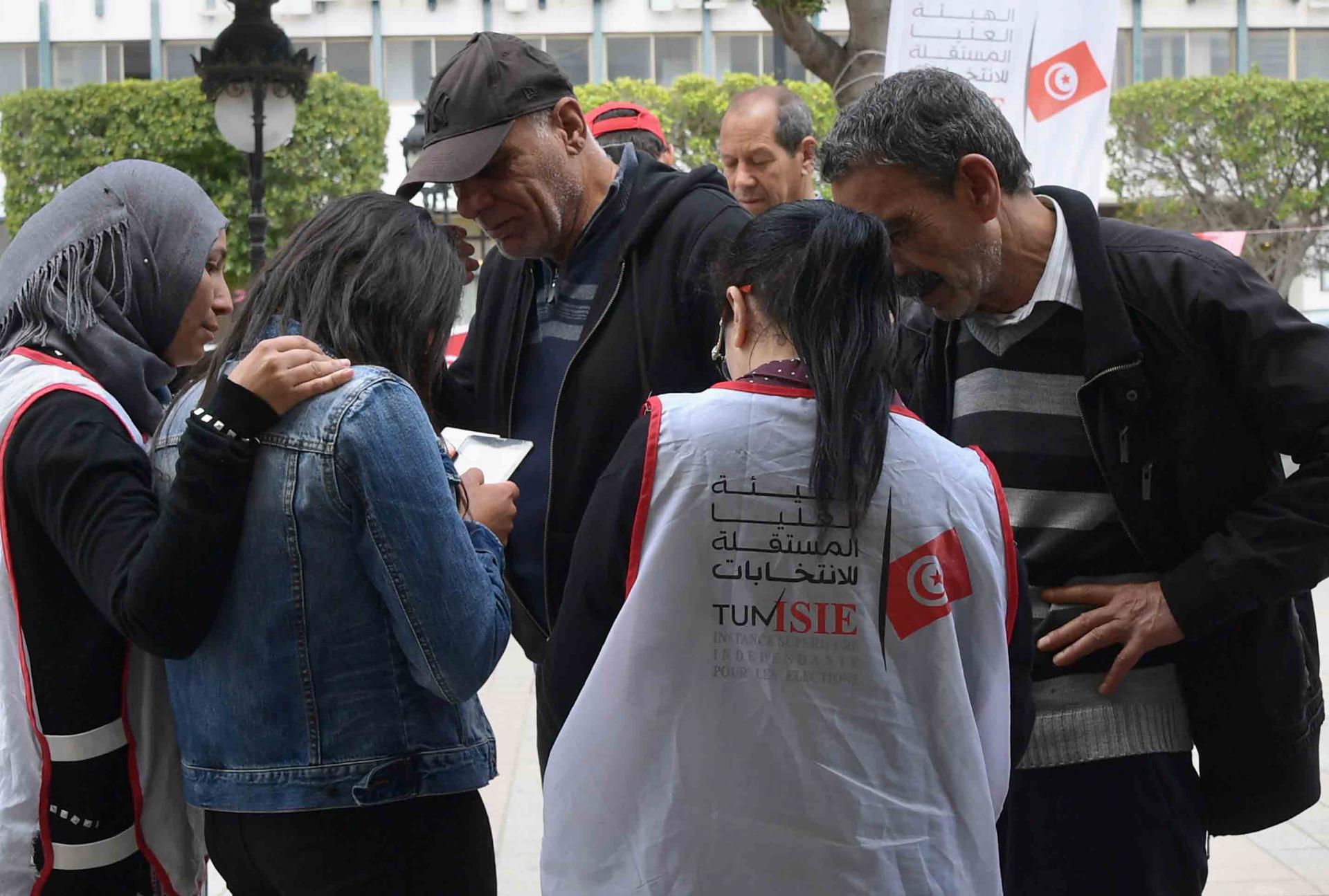 عملية إقناع الكهول بالتسجيل أصعب من الشباب