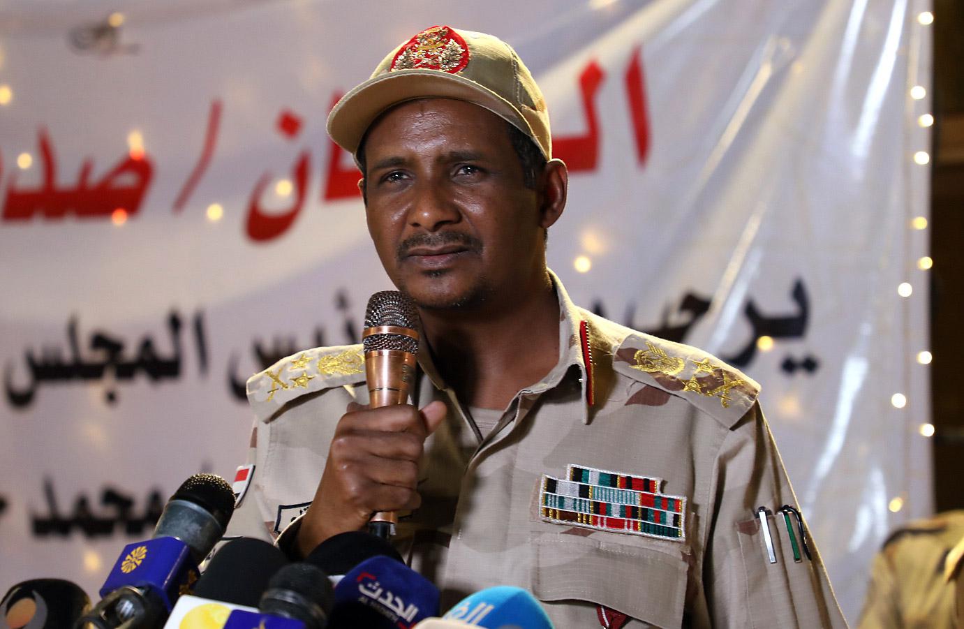 على نقيض بقية قيادات المجلس لم يتخرج حميدتي من الكلية الحربية