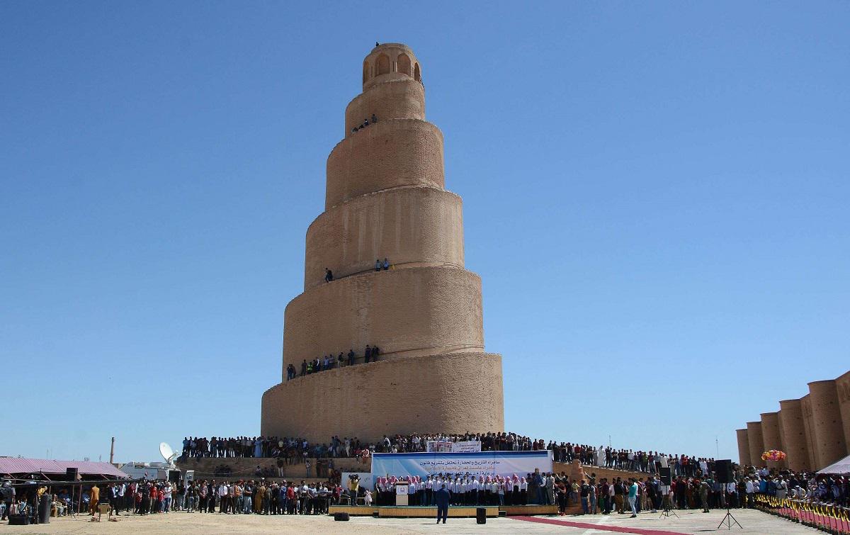 عراقيون يتجمعون حول مئذنة سامراء