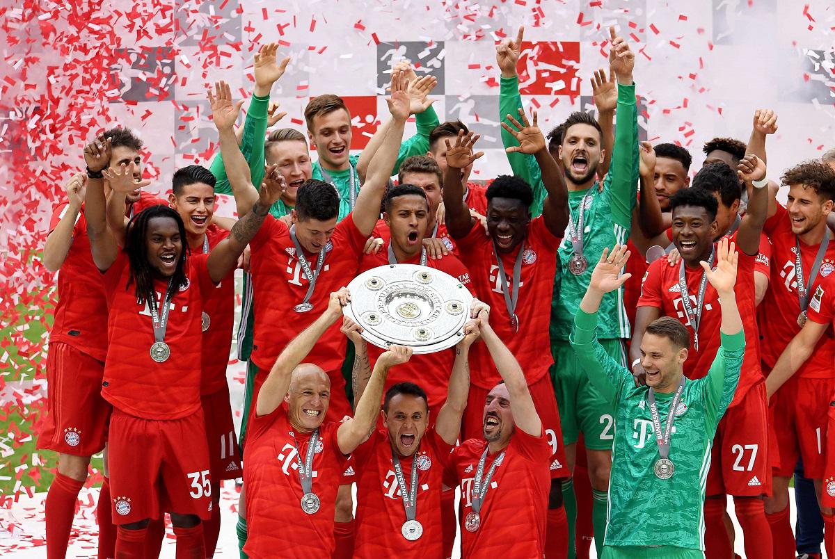 آرين روبن من بايرن ميونيخ ورافينا وفرانك ريبيري بالبطولة بعد فوزهم بلقب الدوري الألماني لكرة القدم 