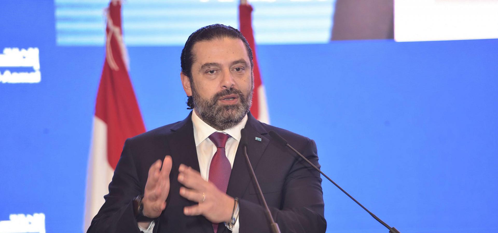 لبنانيات يدخن الشيشة في بيروت