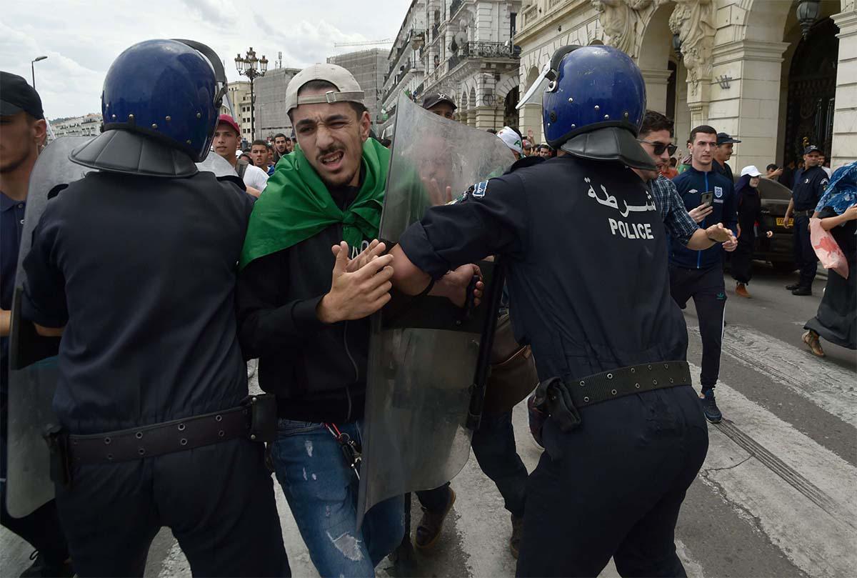 Protesters want the departure of figures close to Bouteflika 