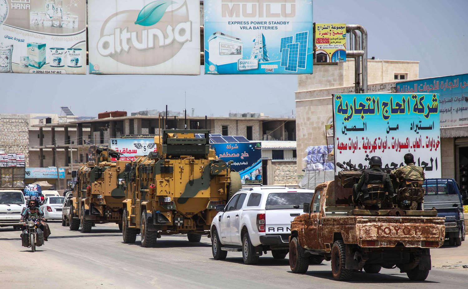 مدرعات تركية في باب الهوى على الحدود مع سوريا