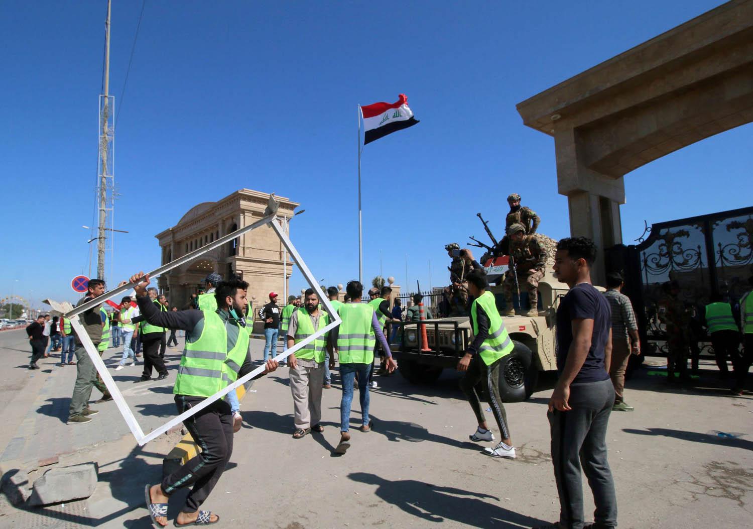 عراقيون يتظاهرون في البصرة