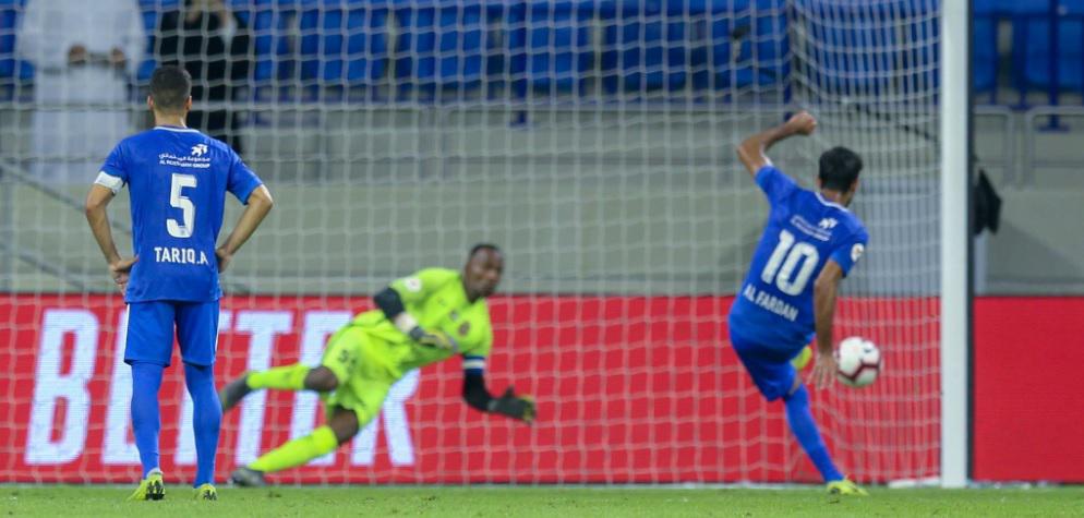 مهاجم شباب الاهلي يهز الشباك  
