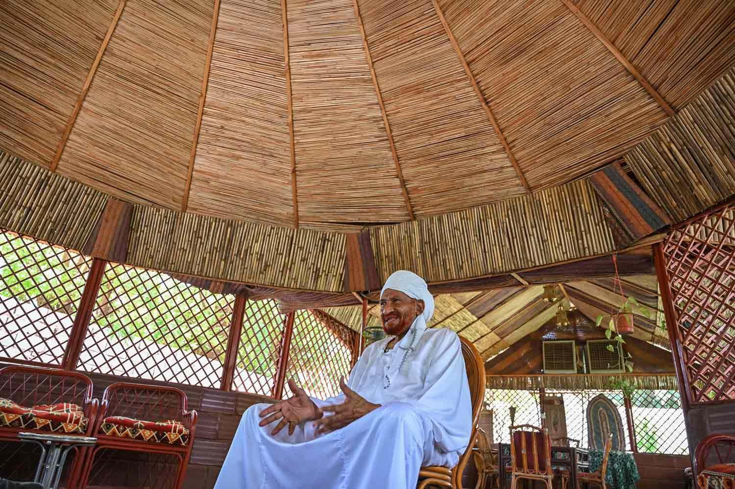رئيس حزب الأمة القومي المعارض بالسودان الصادق المهدي