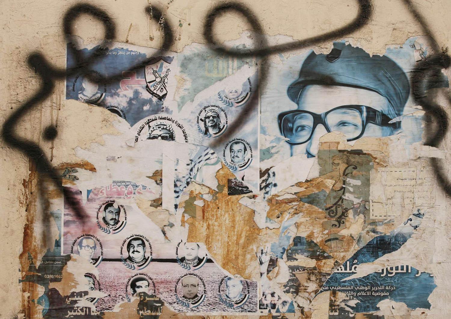 بقايا ملصقات في مخيم فلسطيني في صور