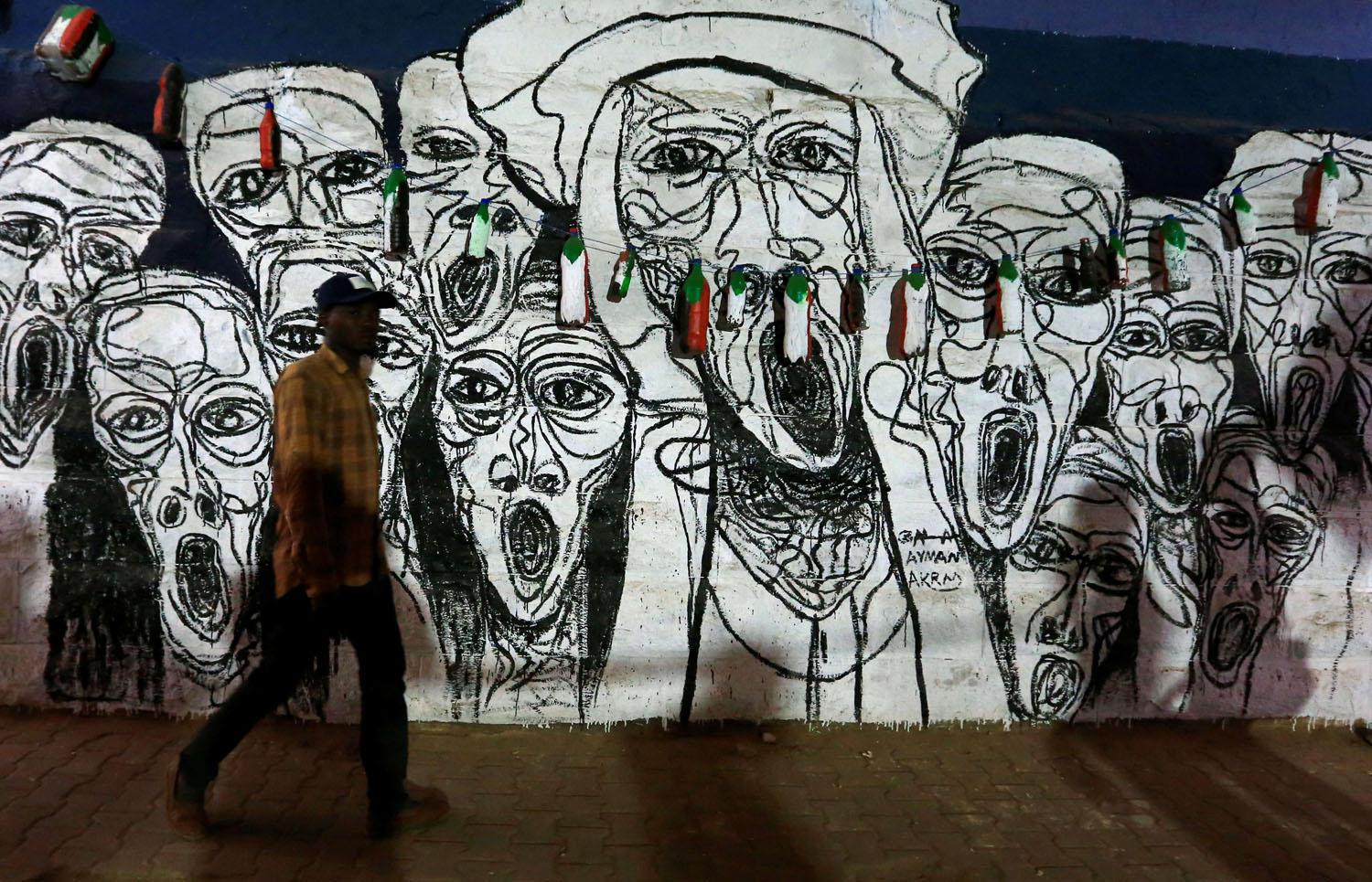 توتر يحكم علاقة المحتجين بالجيش