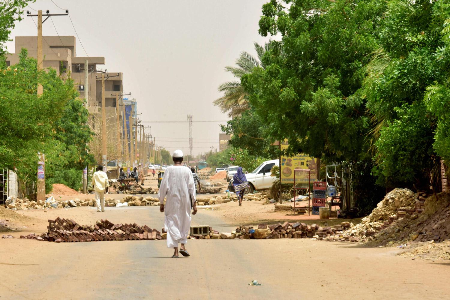 بالكاد رؤية المشاة في شوارع الخرطوم بعد عيد الفطر