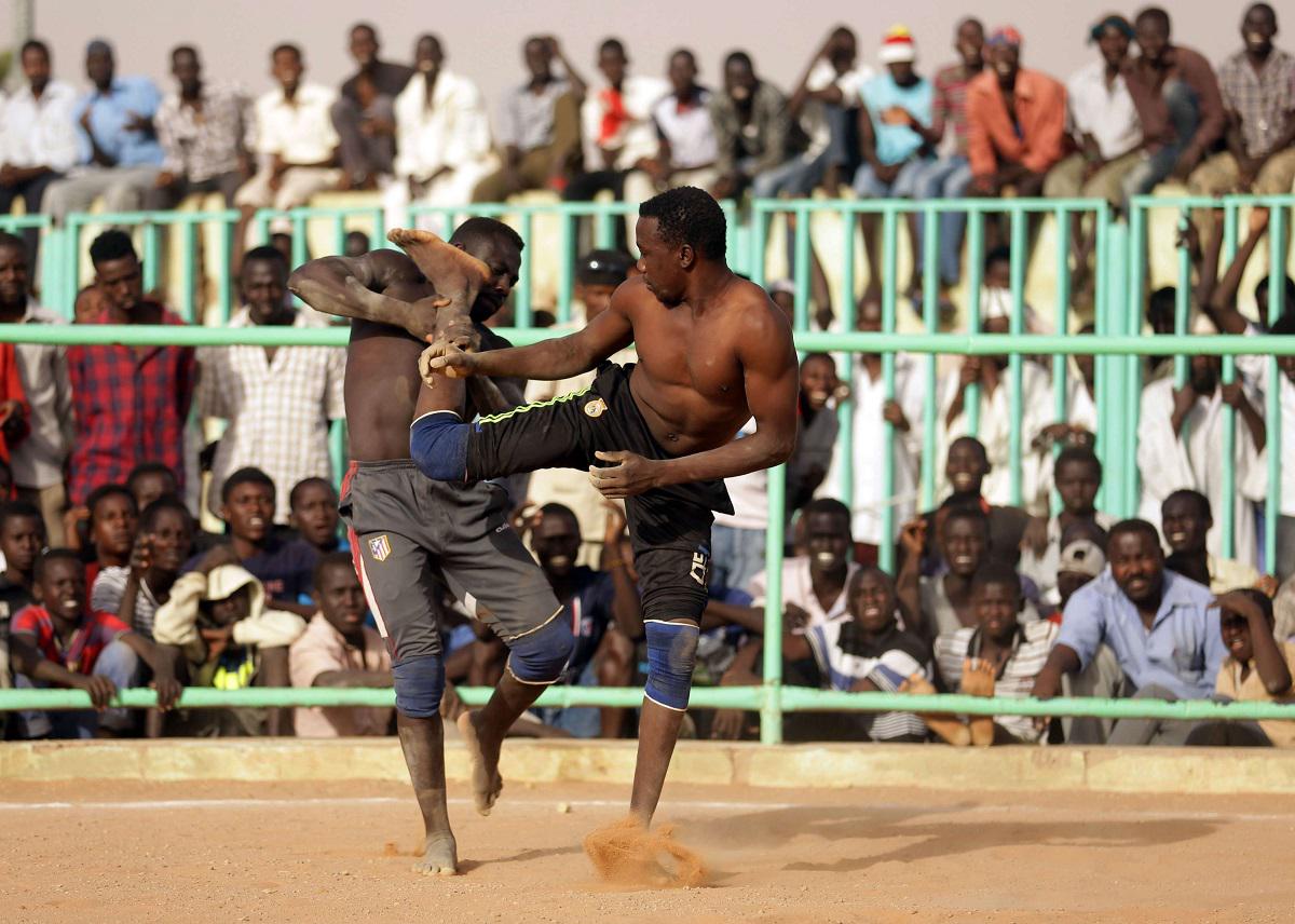متصارعان سودانيان يتعاركان في حلبة بالخرطوم