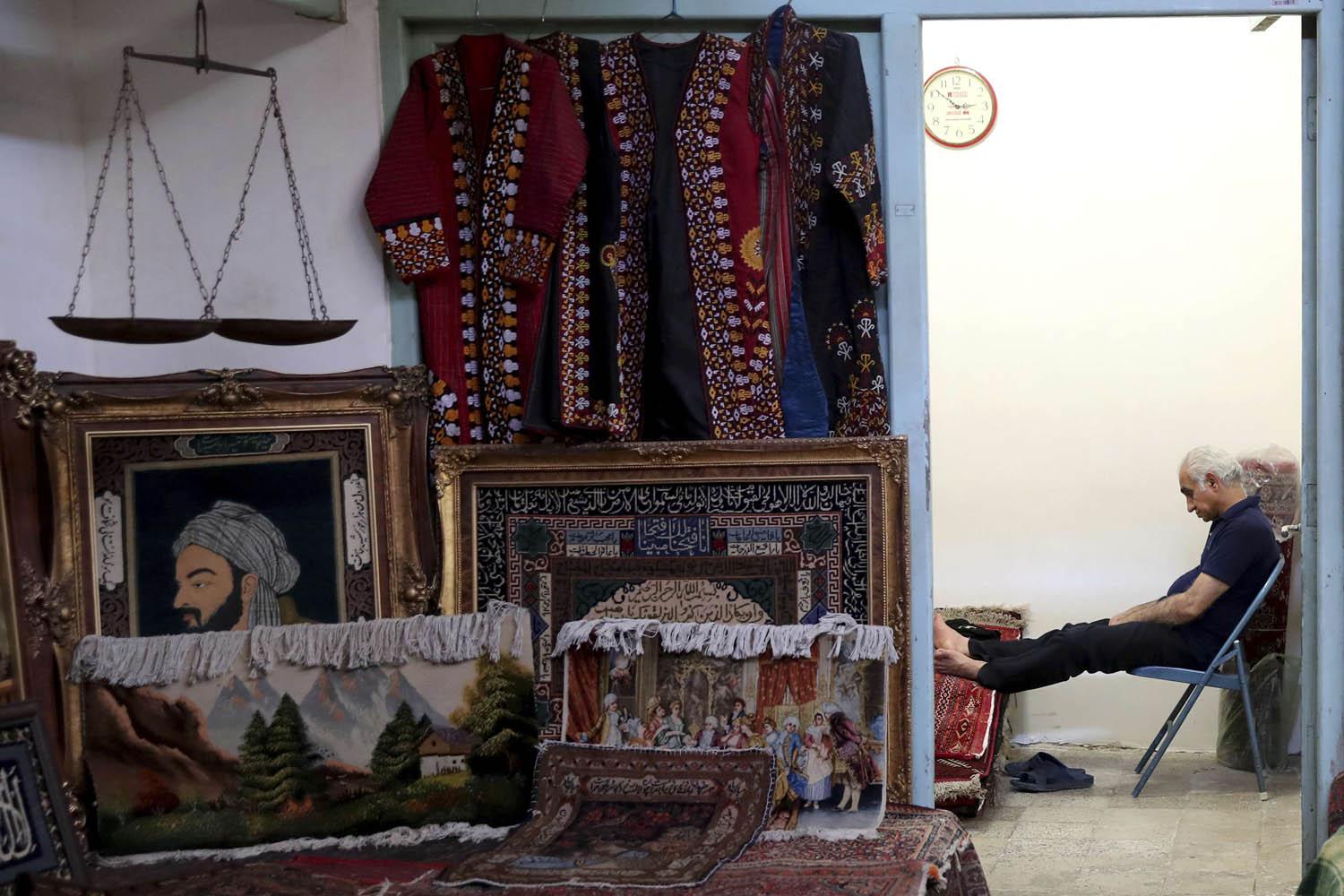 بائع في بازار إيراني وسط طهران