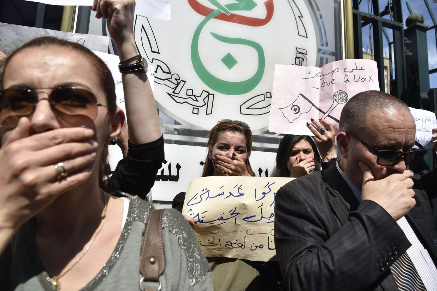 موظفو التلفزيون الجزائري يتظاهرون احتجاجا على الرقابة
