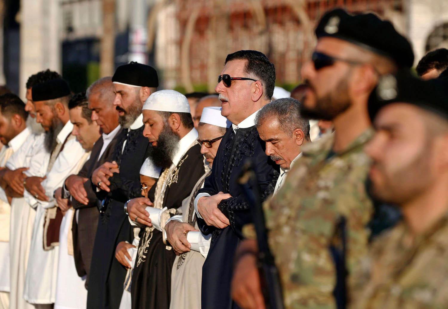 رئيس الحكومة الليبية فايز السراج يتوسط المصلين في طرابلس