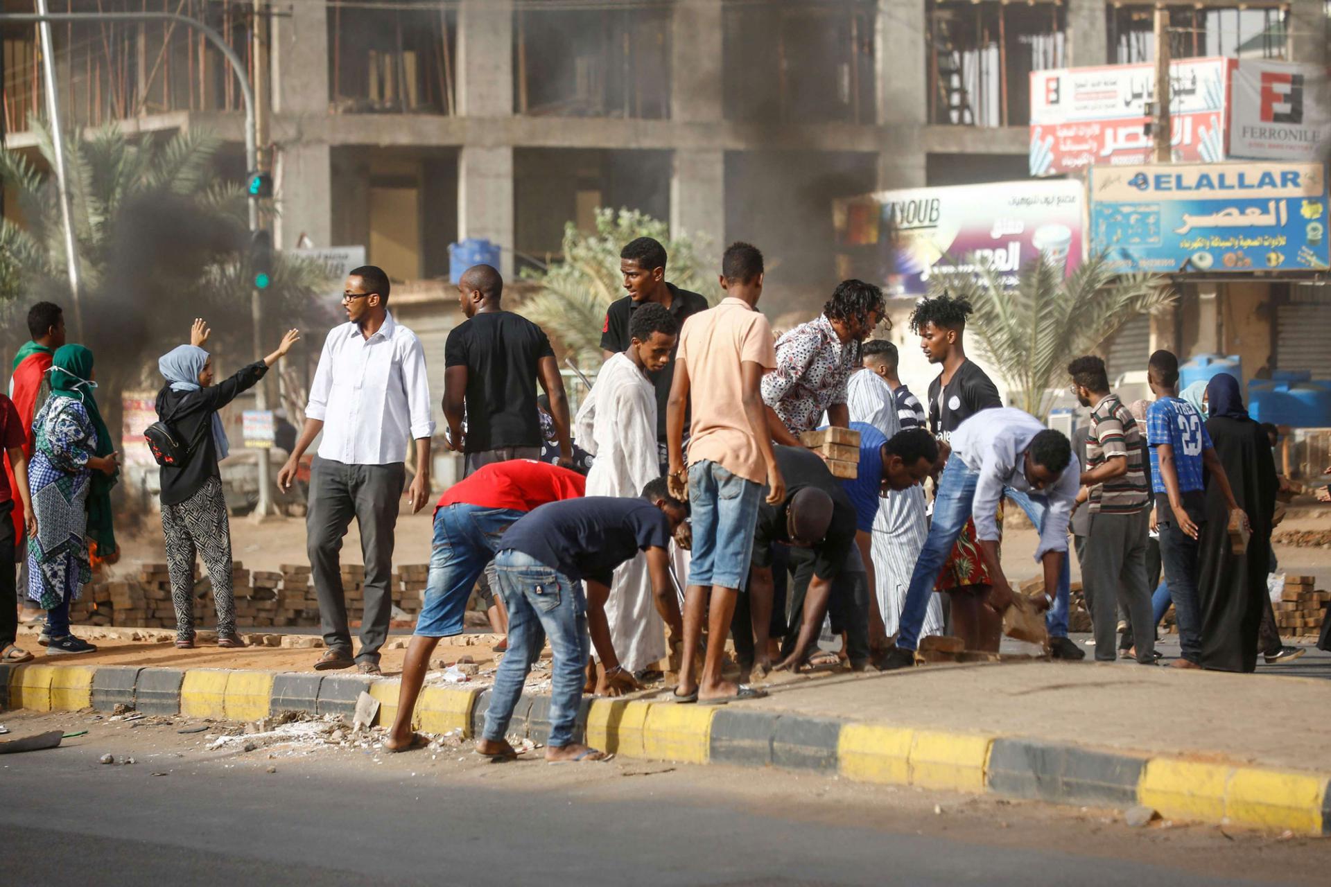 محتجون سودانيون