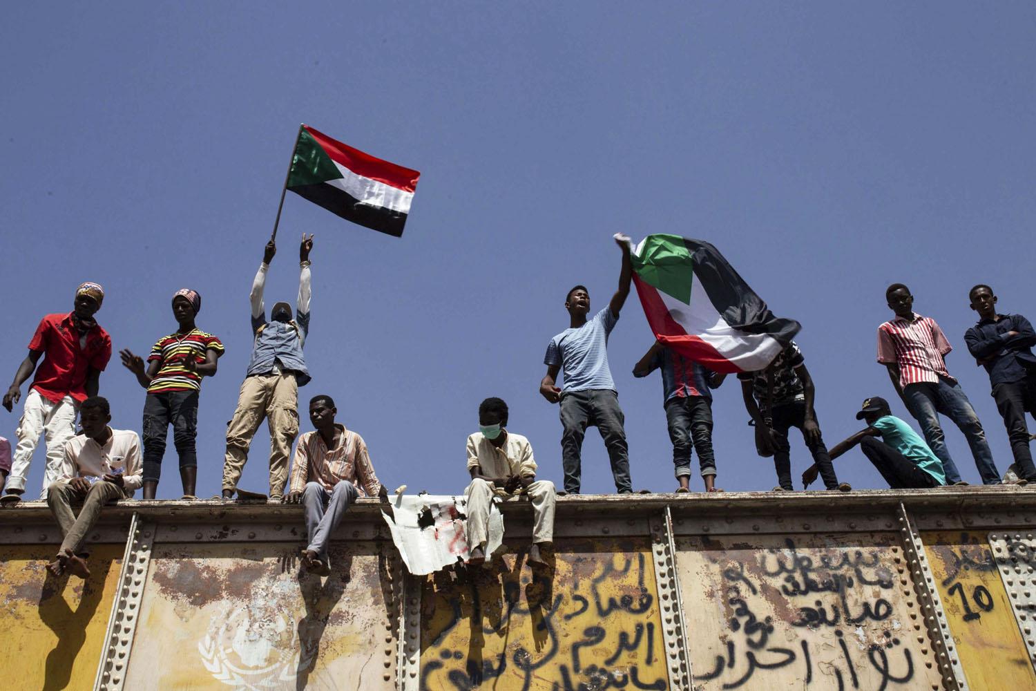 الجيش: الاعتصام بات يهدد تماسك الدولة وأمنها الوطني